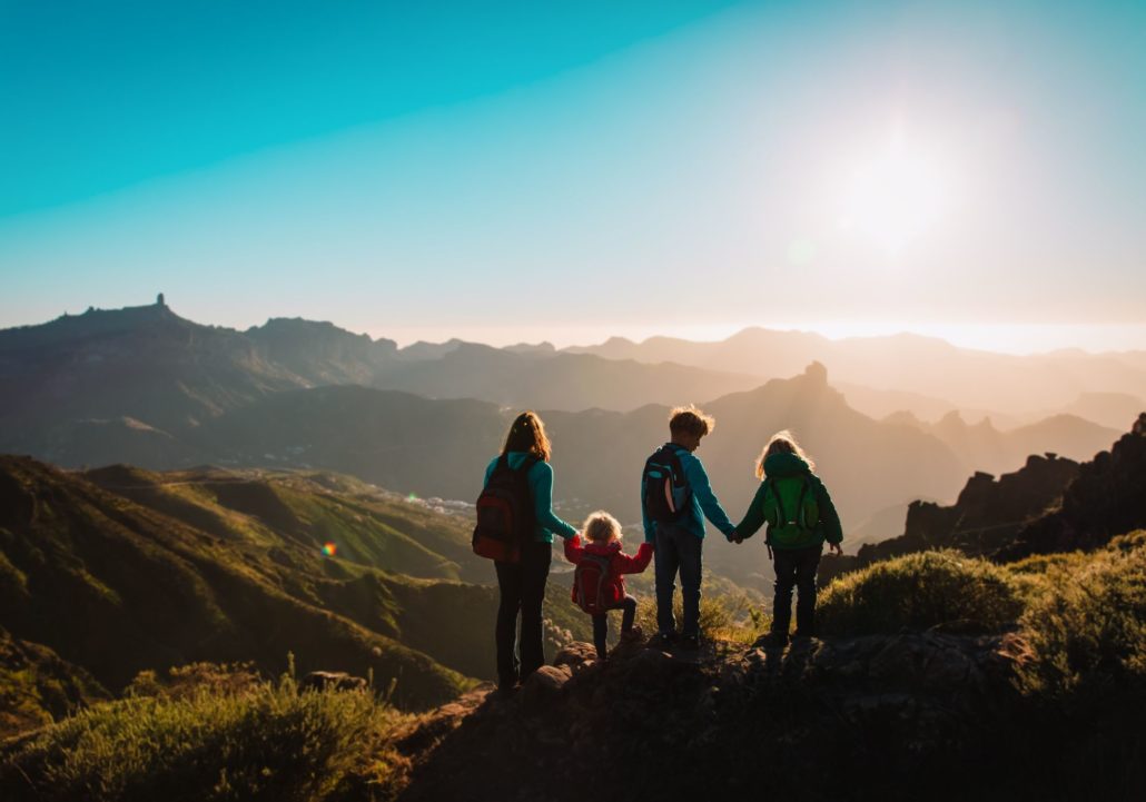 Famille profitant de l'été à la montagne